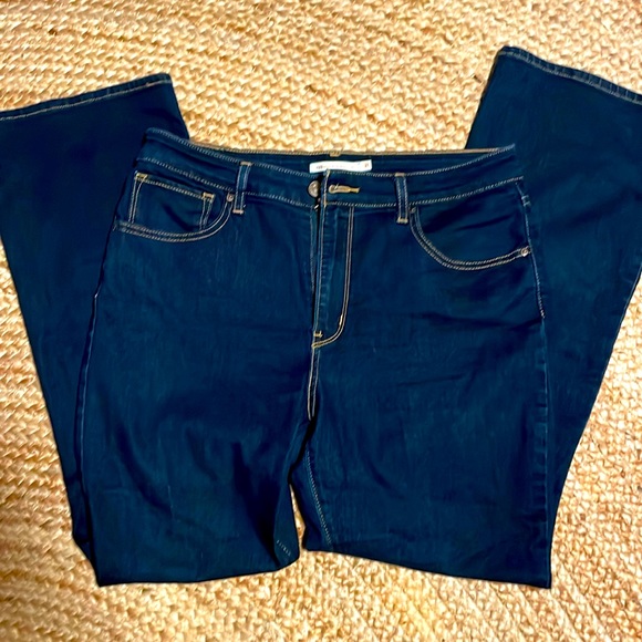 Levi’s Boot Cut Jeans - Picture 2 of 2